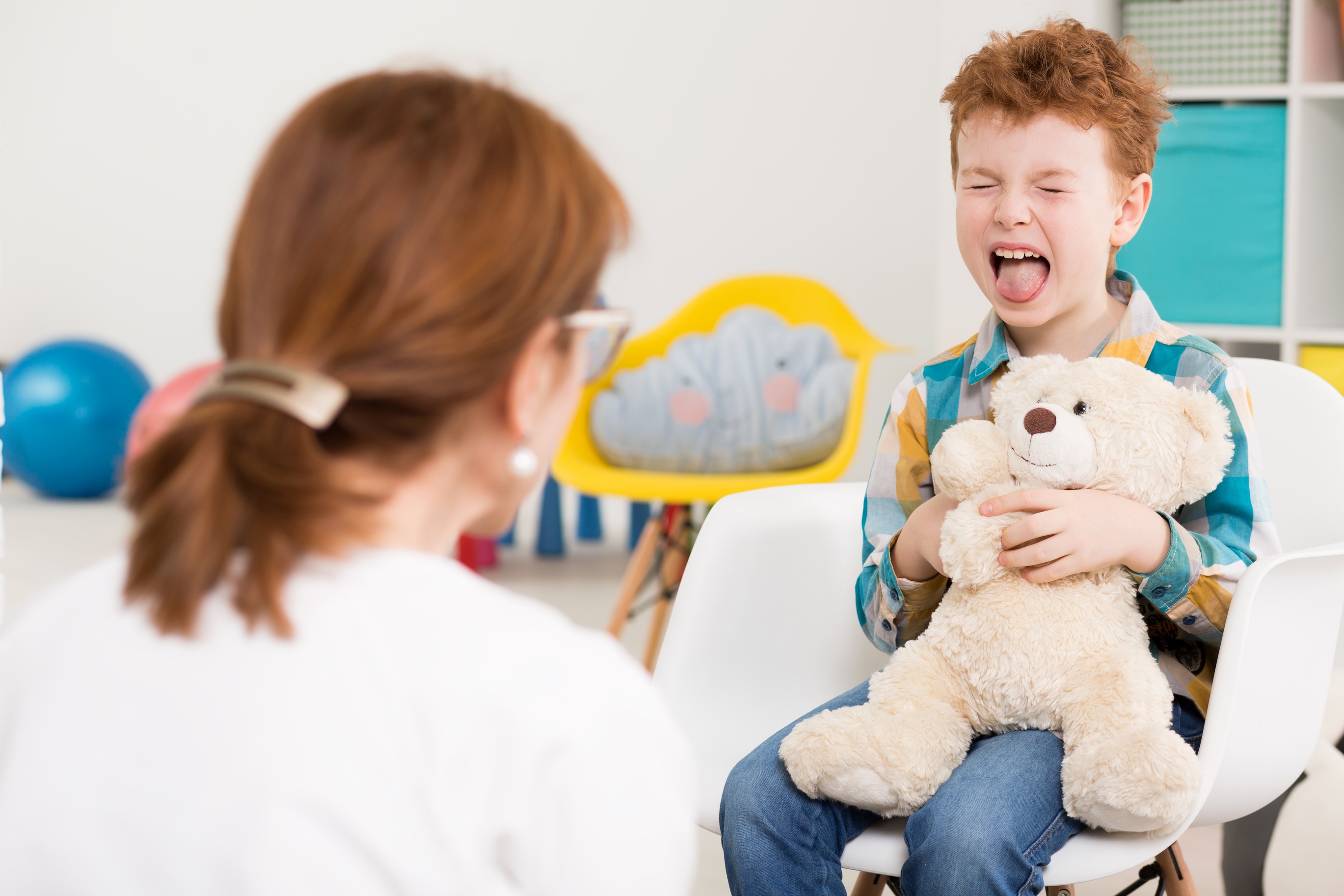 Гиперактивный ребенок 5 лет. Психотерапия детей. С детьми с СДВГ психолог. Психолог и ребенок. Дети с гиперактивностью.
